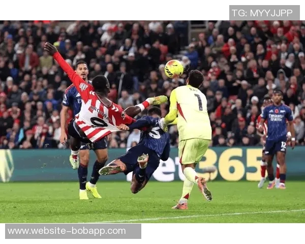 拉亚扑救布罗比近距离射门后失误队友提醒才稳住球权